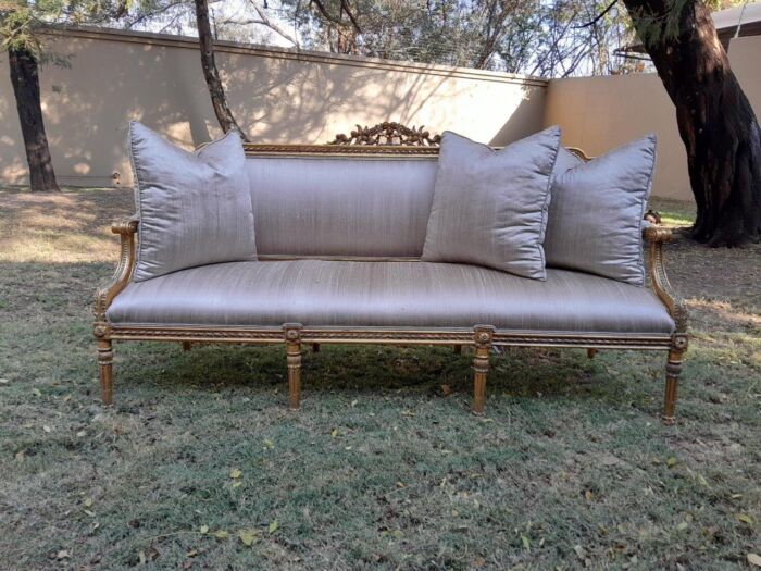 A 20th Century French Style Carved Gilt Wood Settee