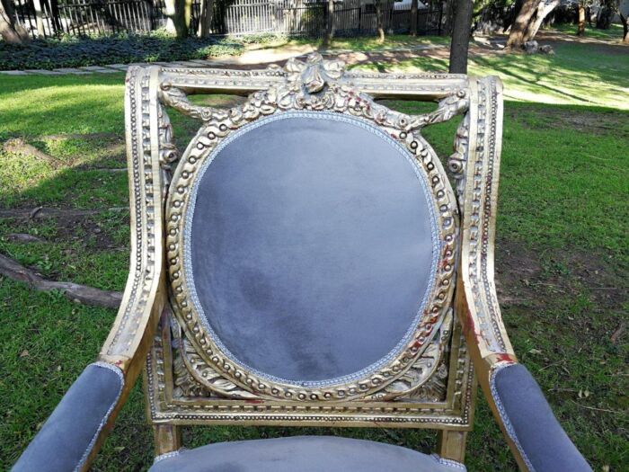 A 20th Century French Style Ornately Carved and Gilded Pair of Arm Chairs - Image 17