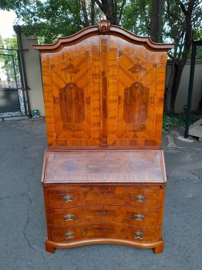 An Early 19th Century Walnut Inlaid Bureau / Secretaire / Bookcase - Image 2