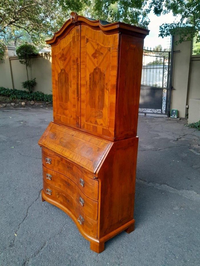 An Early 19th Century Walnut Inlaid Bureau / Secretaire / Bookcase - Image 3