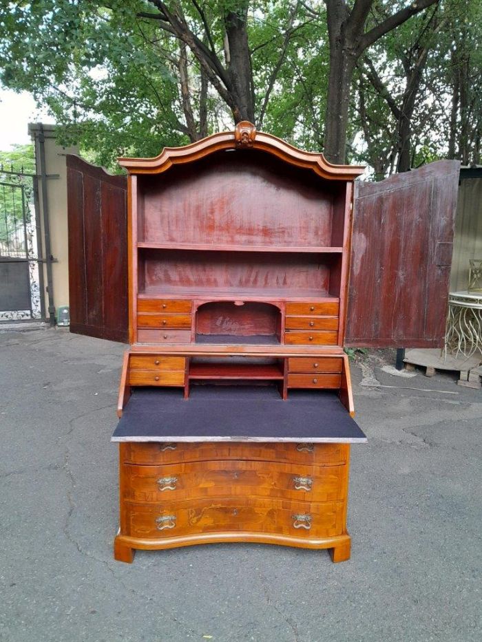 An Early 19th Century Walnut Inlaid Bureau / Secretaire / Bookcase - Image 4