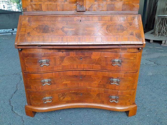 An Early 19th Century Walnut Inlaid Bureau / Secretaire / Bookcase - Image 7