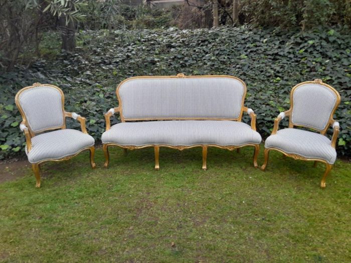 A 20TH Century French-style Carved and Giltwood Settee and a Pair of Armchairs upholsterd in a Cotton / Linen Fabric