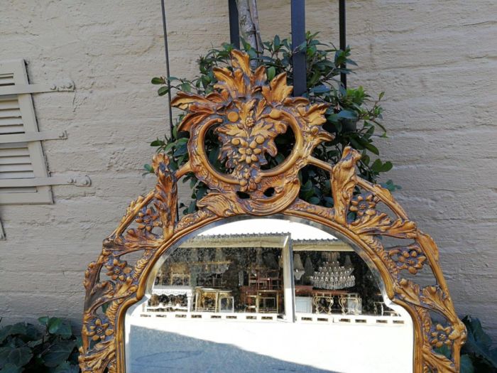 A 19th Century-Style Gilt-Painted Wooden And Bevelled Mirror - Image 4