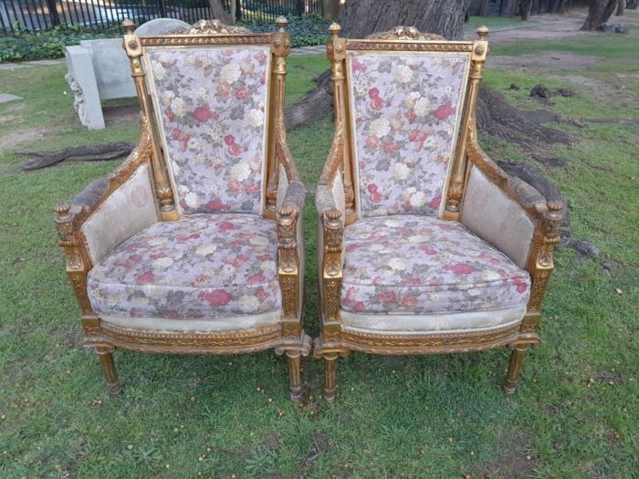 A 20th Century Pair of French Style Bergere Hand Gilded Wooden Armchairs - Image 2