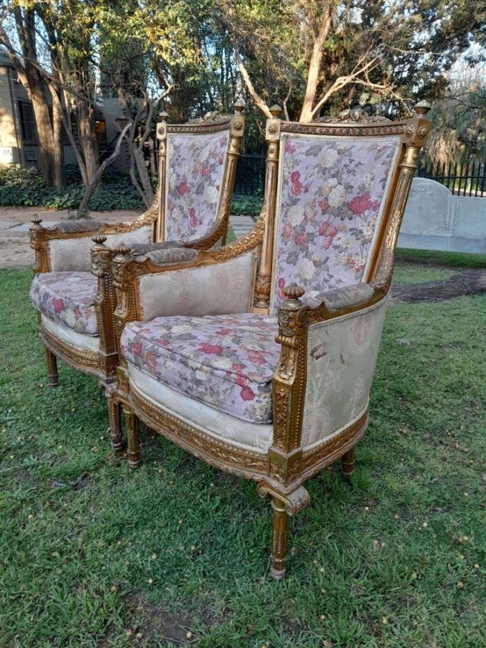 A 20th Century Pair of French Style Bergere Hand Gilded Wooden Armchairs - Image 3