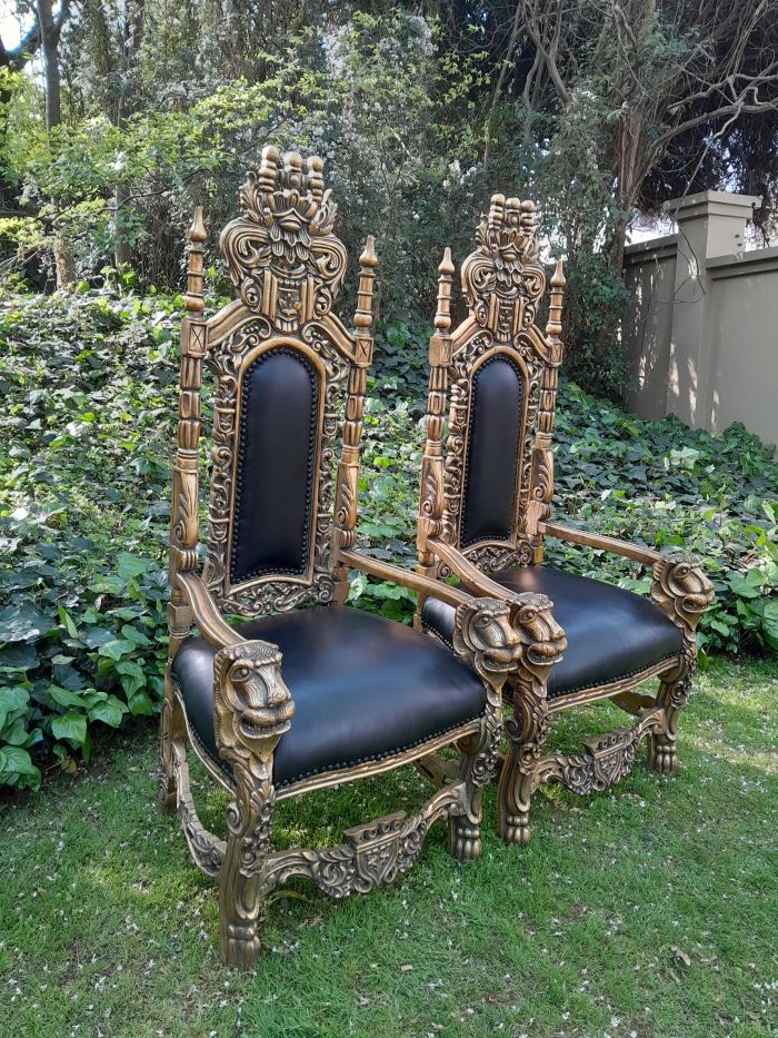 A 20th Century Pair Of French Style Carved and Gilded King / Throne Armchairs Upholstered in Leather - Image 4