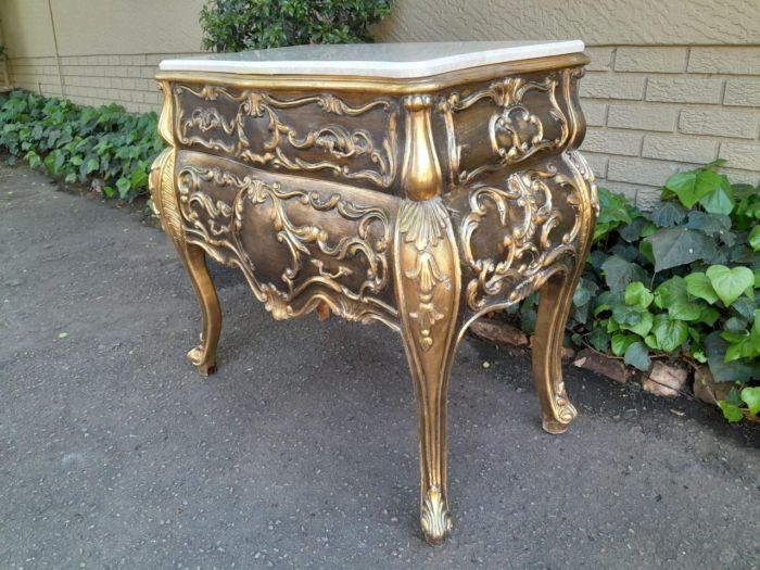 A Set of French Rococo Style Ornately Carved and Gilded Chest of Drawers and Pair of Side Tables with Marble Top - Image 3