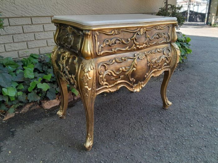 A Set of French Rococo Style Ornately Carved and Gilded Chest of Drawers and Pair of Side Tables with Marble Top - Image 4