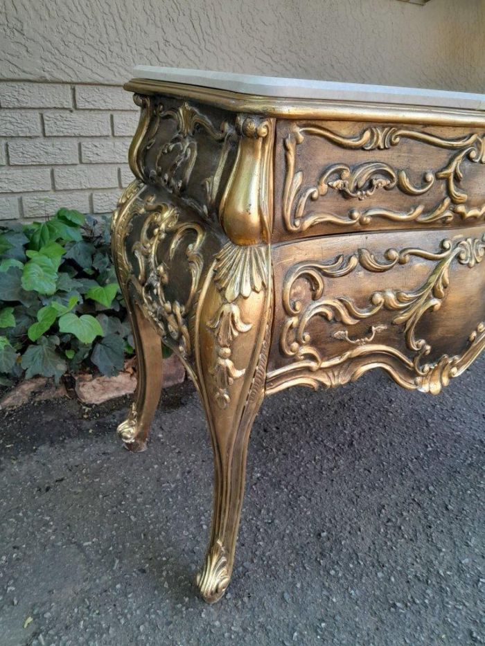 A Set of French Rococo Style Ornately Carved and Gilded Chest of Drawers and Pair of Side Tables with Marble Top - Image 5