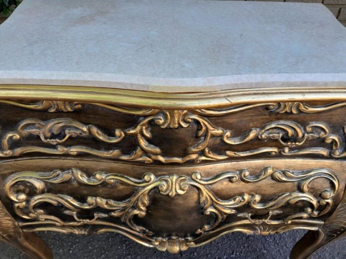 A Set of French Rococo Style Ornately Carved and Gilded Chest of Drawers and Pair of Side Tables with Marble Top - Image 6