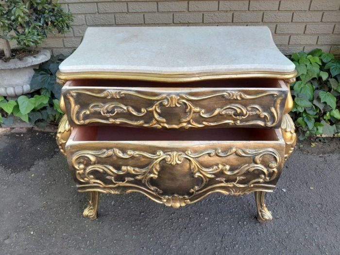 A Set of French Rococo Style Ornately Carved and Gilded Chest of Drawers and Pair of Side Tables with Marble Top - Image 7