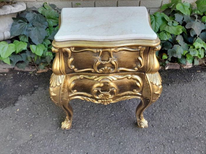 A Set of French Rococo Style Ornately Carved and Gilded Chest of Drawers and Pair of Side Tables with Marble Top - Image 11