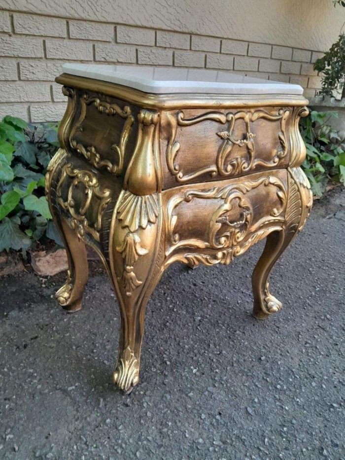 A Set of French Rococo Style Ornately Carved and Gilded Chest of Drawers and Pair of Side Tables with Marble Top - Image 12