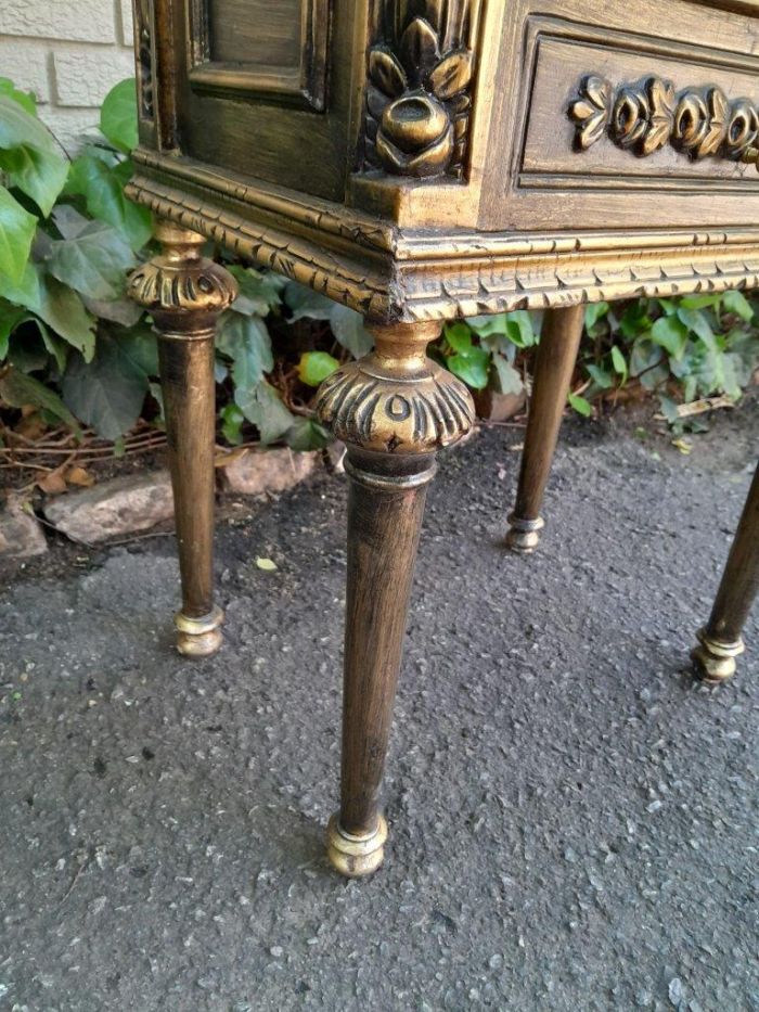 A Pair of French Style Ornately Carved Giltwood Pedestals/Side Tables with Cream Marble Tops - Image 8