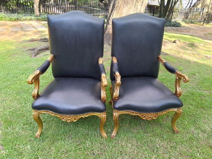 A 20TH Century Pair Of French Style Carved and Giltwood High Back Armchairs Upholstered in Leather - Image 3