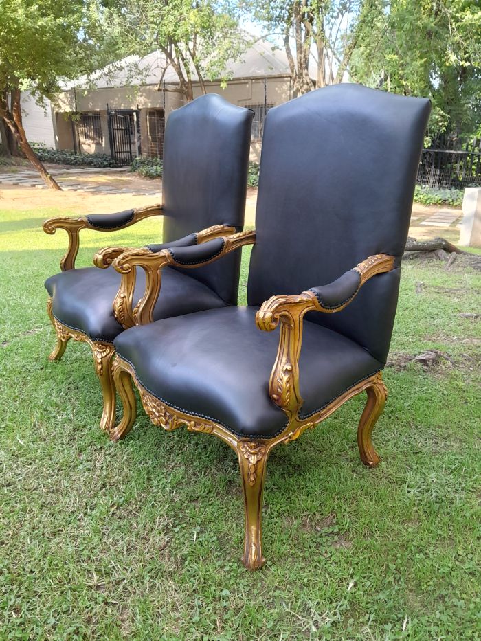 A 20TH Century Pair Of French Style Carved and Giltwood High Back Armchairs Upholstered in Leather - Image 4