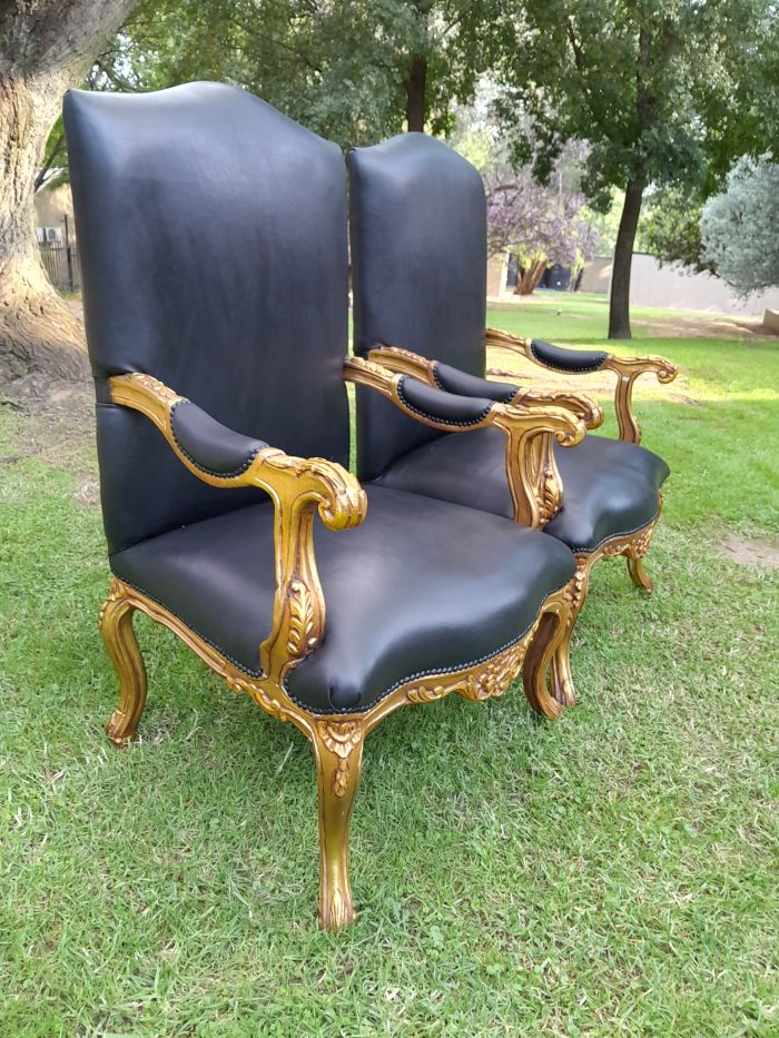 A 20TH Century Pair Of French Style Carved and Giltwood High Back Armchairs Upholstered in Leather - Image 5