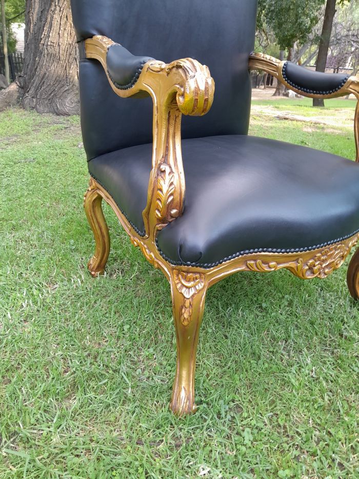 A 20TH Century Pair Of French Style Carved and Giltwood High Back Armchairs Upholstered in Leather - Image 7