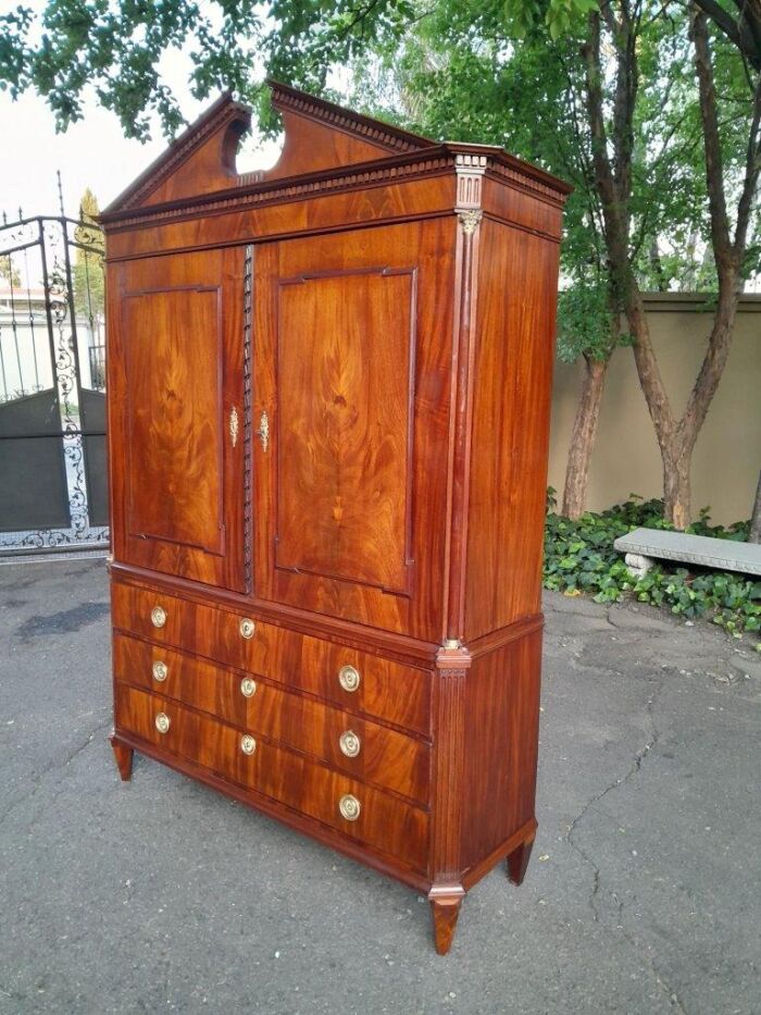 A Late 18th Century / Circa 1780 Dutch Mahogany Neoclassical Mahogany Cabinet /  Armoire With Lock And Key Dimensions 260cmh X 180cmw X 58cm D - Image 2