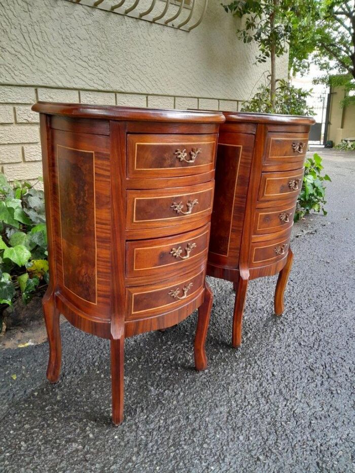 A 20th Century French Style Pair Of Mahogany And Brass Pedestals / Bedside Tables With Four Drawers - Image 3