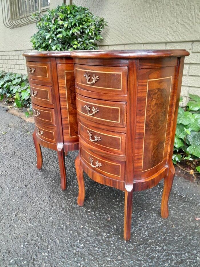 A 20th Century French Style Pair Of Mahogany And Brass Pedestals / Bedside Tables With Four Drawers - Image 4