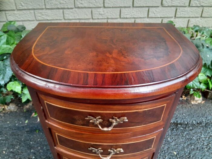 A 20th Century French Style Pair Of Mahogany And Brass Pedestals / Bedside Tables With Four Drawers - Image 7