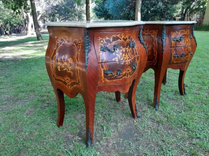 A 20th Century Pair Of French Style Inlaid Mahogany Pedestals With Drawers And Marble Tops - Image 4