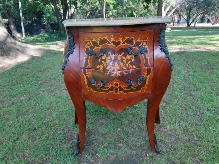 A 20th Century Pair Of French Style Inlaid Mahogany Pedestals With Drawers And Marble Tops - Image 5