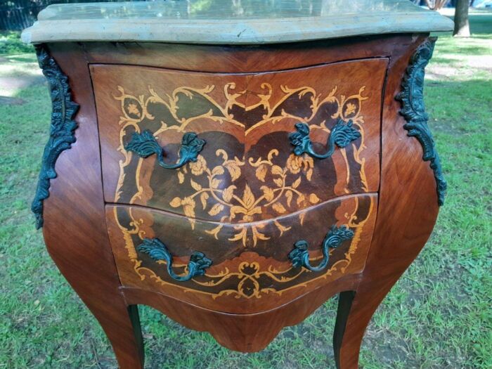 A 20th Century Pair Of French Style Inlaid Mahogany Pedestals With Drawers And Marble Tops - Image 8