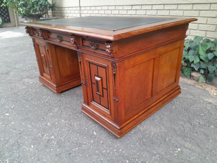 An Edwardian Circa 1910 Oak And Ebonised Desk With Gilt Tooled Green Leather Top Above Three Drawers Inside The Doors - Image 4