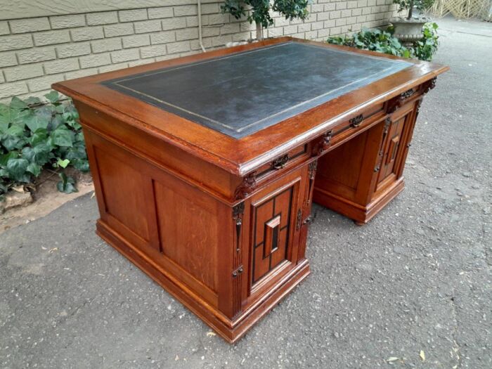 An Edwardian Circa 1910 Oak And Ebonised Desk With Gilt Tooled Green Leather Top Above Three Drawers Inside The Doors - Image 5