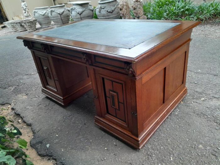 An Edwardian Circa 1910 Oak And Ebonised Desk With Gilt Tooled Green Leather Top Above Three Drawers Inside The Doors - Image 7