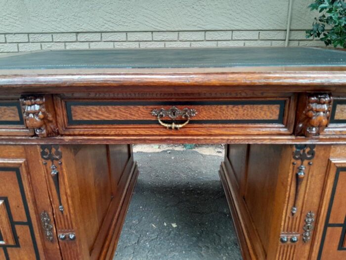 An Edwardian Circa 1910 Oak And Ebonised Desk With Gilt Tooled Green Leather Top Above Three Drawers Inside The Doors - Image 9