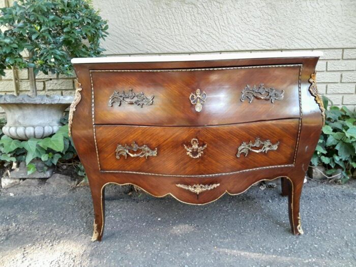 A 20TH Century French Style Mahogany Bombe Commode / Chest Of Drawers