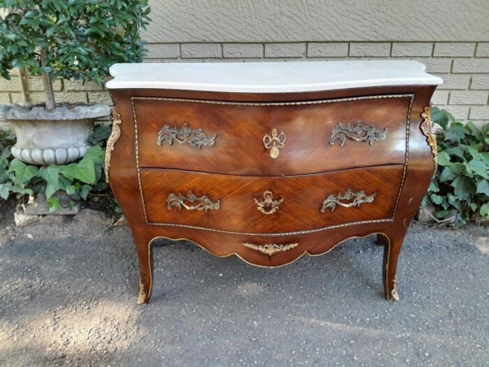 A 20TH Century French Style Mahogany Bombe Commode / Chest Of Drawers - Image 2