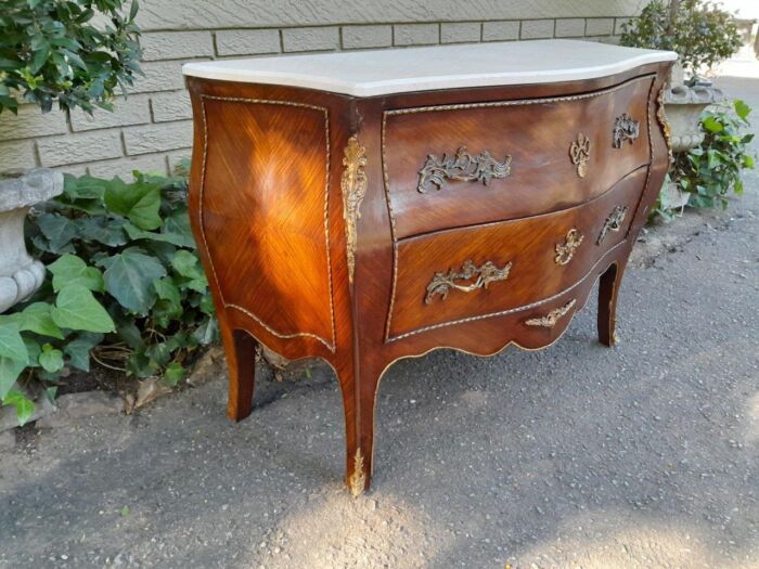 A 20TH Century French Style Mahogany Bombe Commode / Chest Of Drawers - Image 3