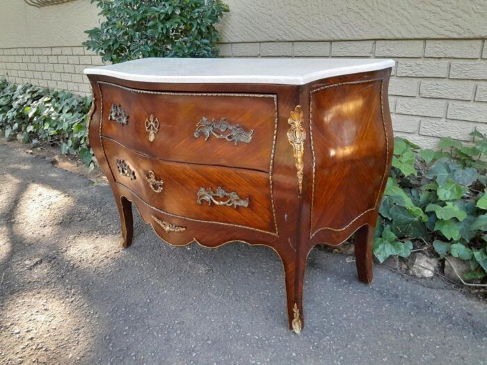 A 20TH Century French Style Mahogany Bombe Commode / Chest Of Drawers - Image 5