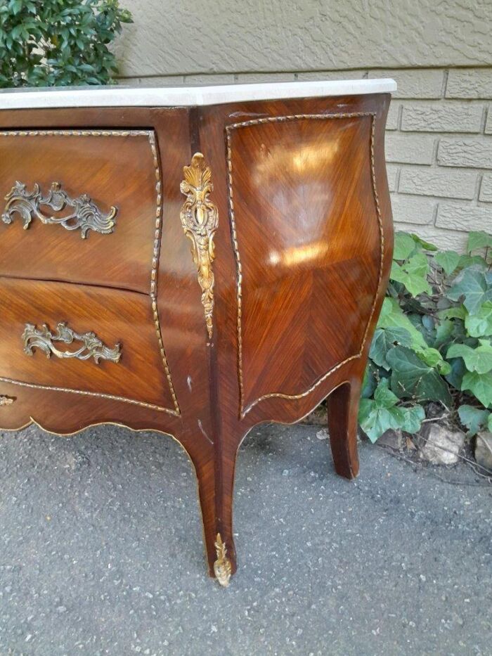 A 20TH Century French Style Mahogany Bombe Commode / Chest Of Drawers - Image 6