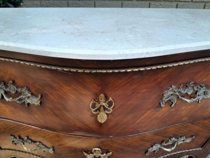 A 20TH Century French Style Mahogany Bombe Commode / Chest Of Drawers - Image 7