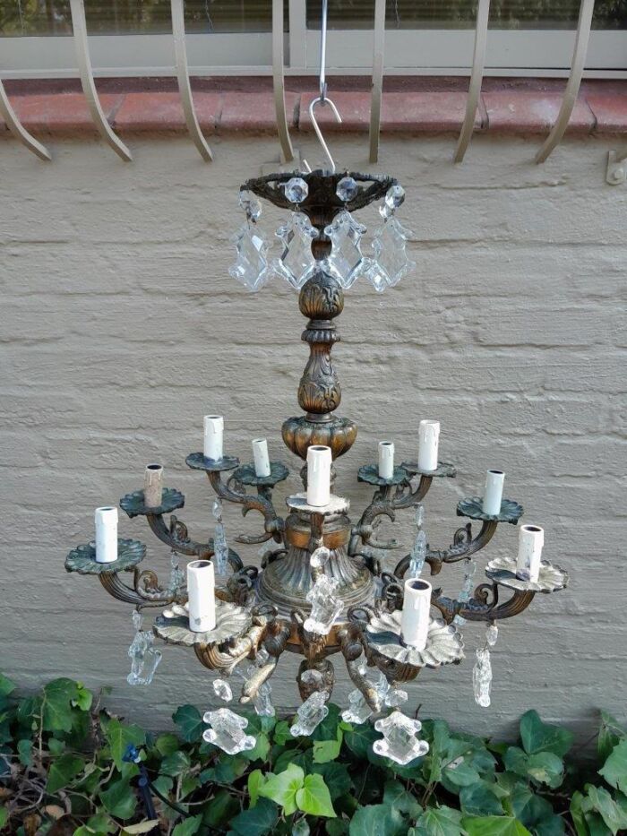 A 20th Century French Style Antique Brass and Crystal Twelve Light Chandelier - Image 4