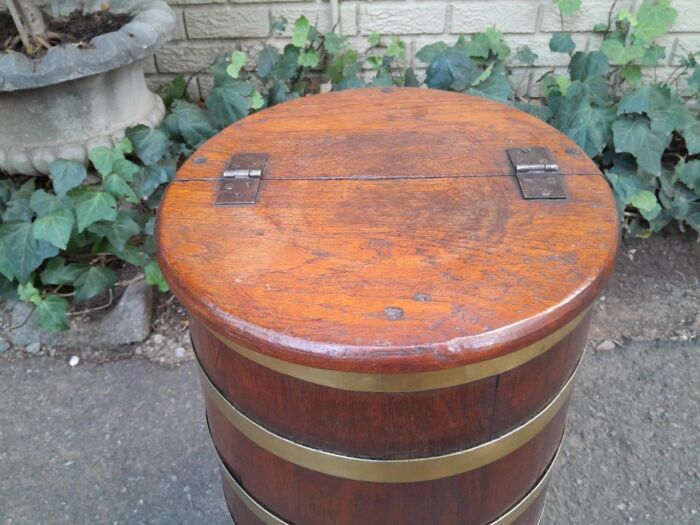 A Late 19th Century Cape Brassbound Oak Water Balie, Hinged Lid and Brass Bands on Legs - Image 5