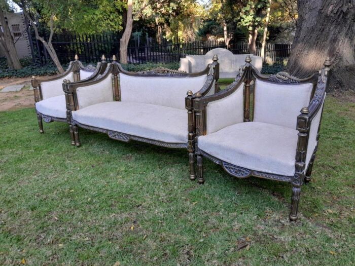 A 20th Century French Style Set of  A Pair of Armchairs and a Settee - Image 3