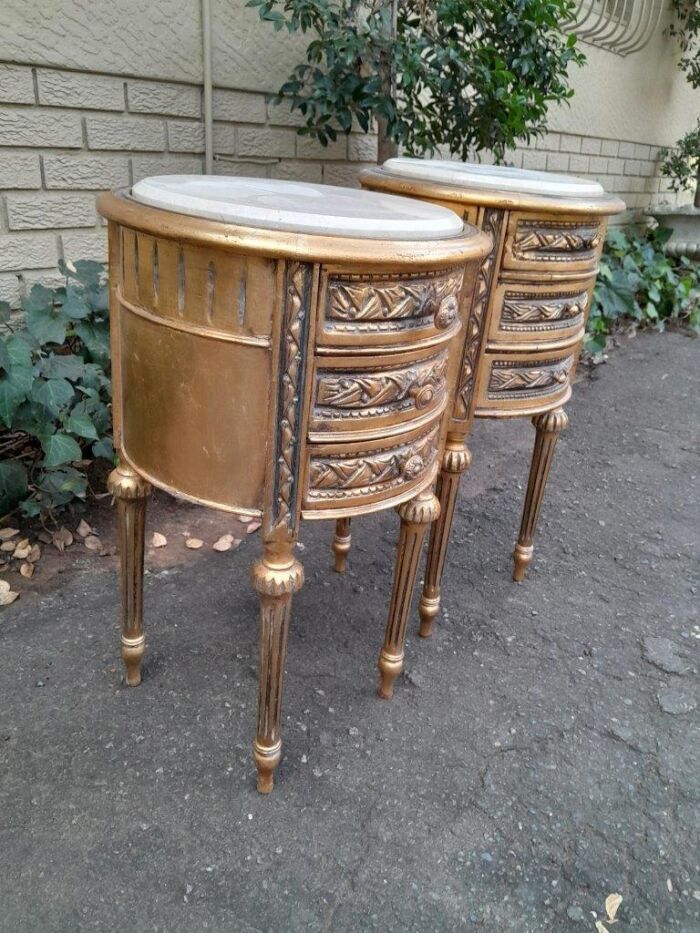 A Pair Of French Style Hand-Gilded Round Pedestals / Side Tables With Drawers And Cream Marble Tops - Image 4