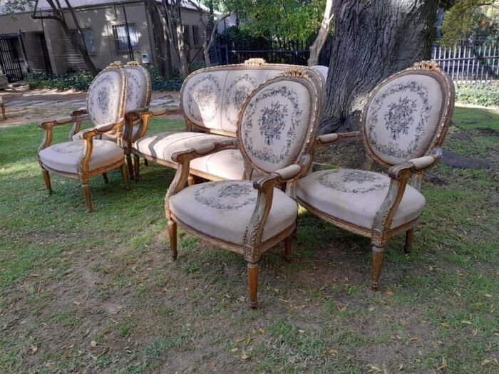 A 20th Century French Louis XVI Style Set of a Carved and Gilded Settee and Four Armchairs with Tapestry Fabric Settee - Image 5