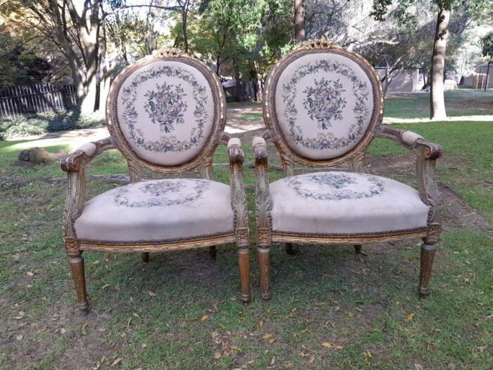 A 20th Century French Louis XVI Style Set of a Carved and Gilded Settee and Four Armchairs with Tapestry Fabric Settee - Image 7