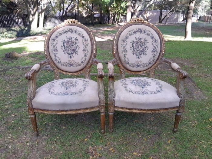 A 20th Century French Louis XVI Style Set of a Carved and Gilded Settee and Four Armchairs with Tapestry Fabric Settee - Image 8