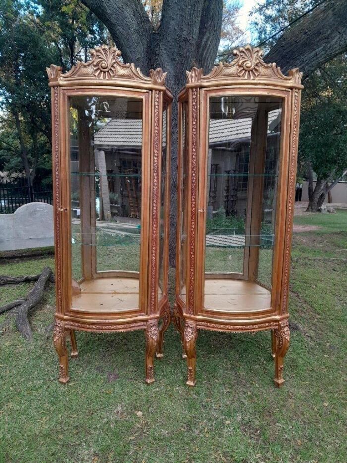 A Pair of 20th Century French Style Pair Carved & Gilded Display Cabinets  / Vitrines - Image 2