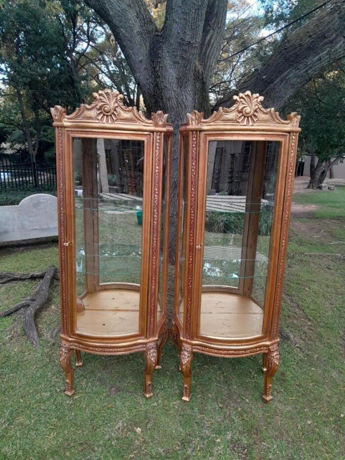 A Pair of 20th Century French Style Pair Carved & Gilded Display Cabinets  / Vitrines - Image 3