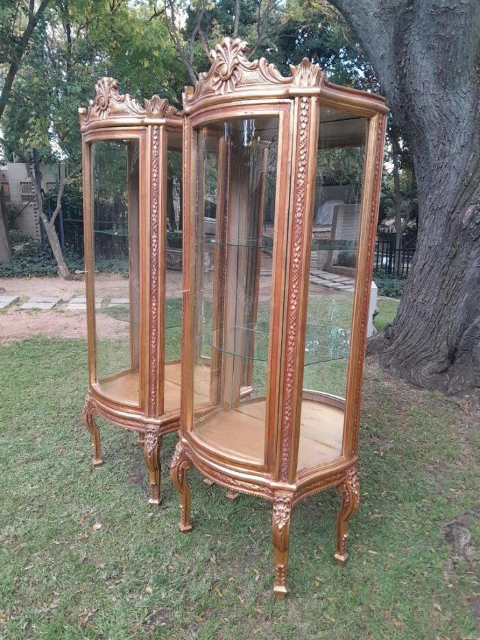 A Pair of 20th Century French Style Pair Carved & Gilded Display Cabinets  / Vitrines - Image 4